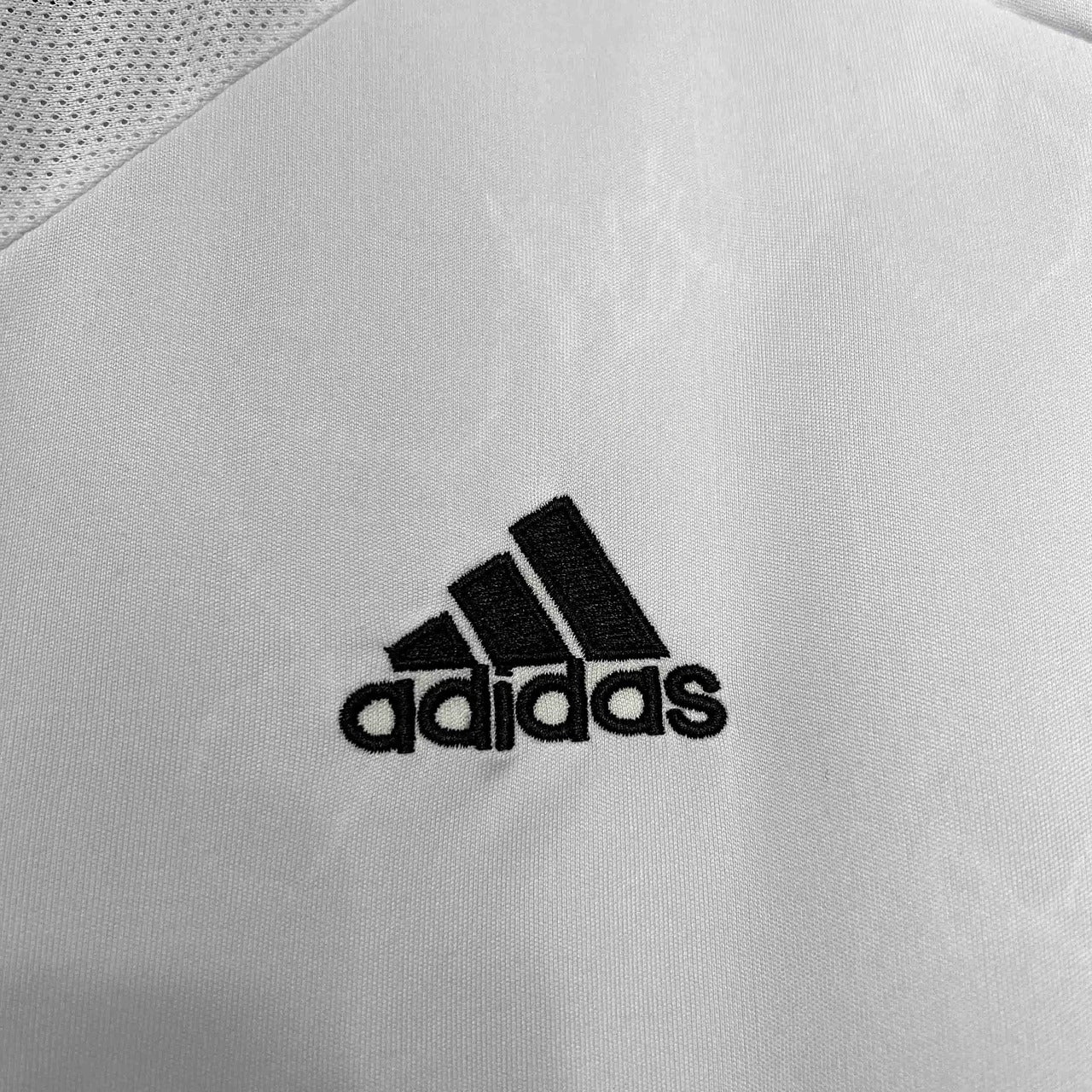 Camiseta retro local del Real Madrid 2005/06