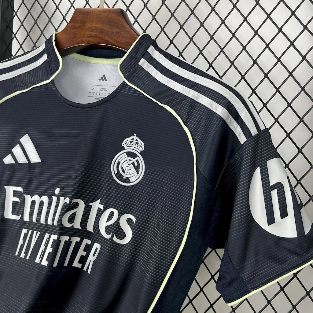 Camiseta visitante del Real Madrid 25/26, edición aficionado