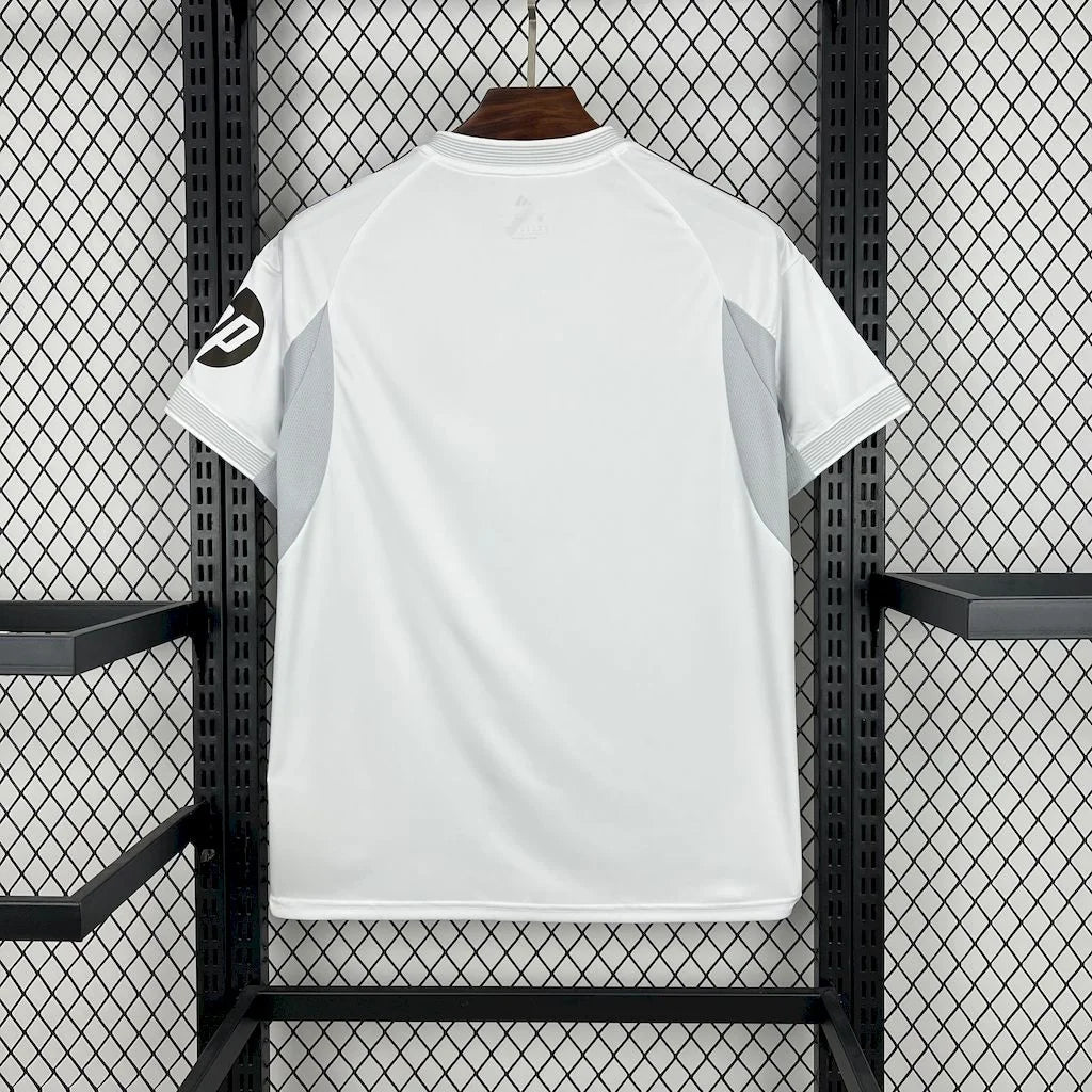 Camiseta de local del Real Madrid 25/26 edición para aficionados