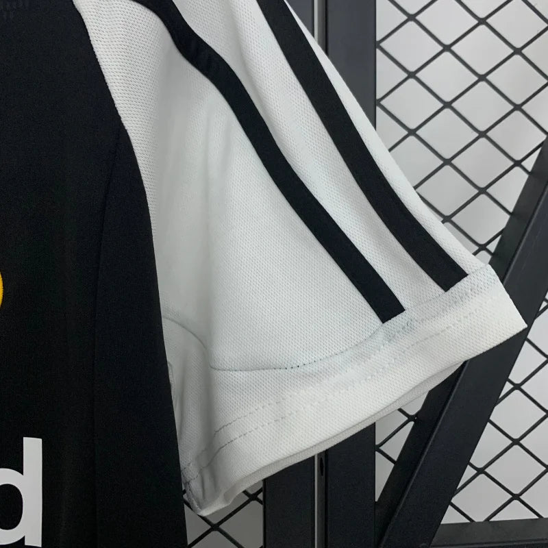 Camiseta retro de visitante del Real Madrid 2001/2002 edición fan