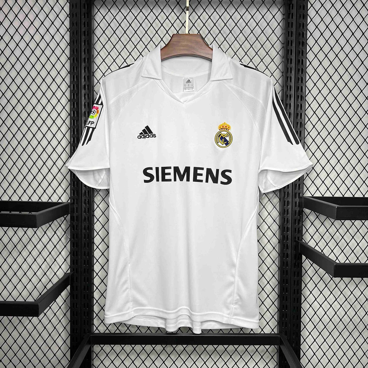 Camiseta retro local del Real Madrid 2005/06