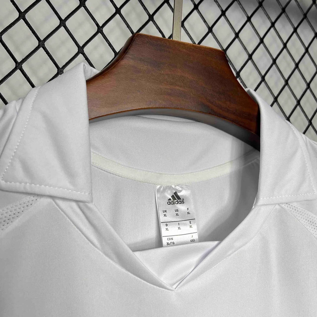 Camiseta retro local del Real Madrid 2005/06