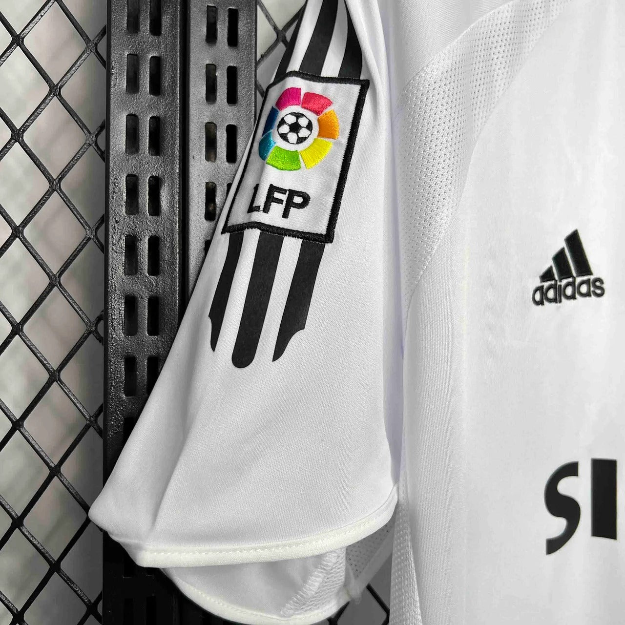 Camiseta retro local del Real Madrid 2005/06