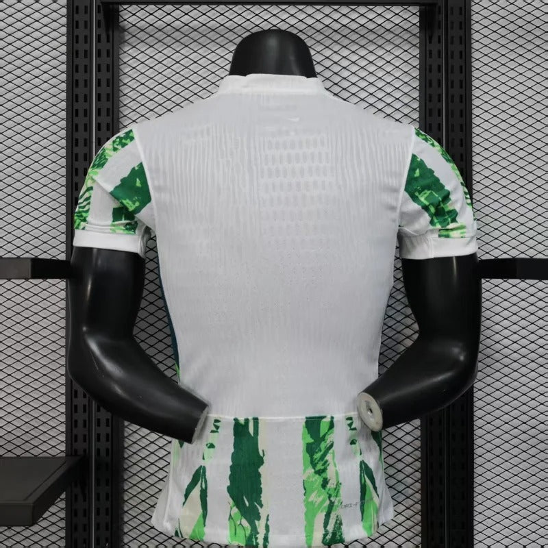 Camiseta visitante de la selección nacional de Nigeria 2025.